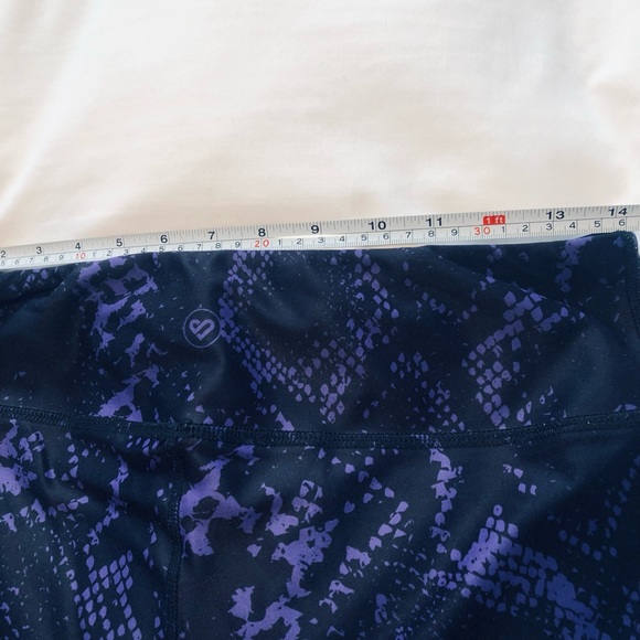 Plus Size 3X Purple Snake Skin Athletic Crops Yoga Capris Silver Icing - Picture 6 of 7